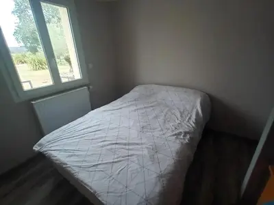 Un ou plusieurs lits dans un hébergement de l'établissement Location chambre à 5 min du circuit des 24 H du Mans