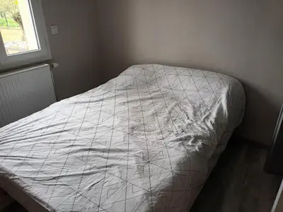 Un ou plusieurs lits dans un hébergement de l'établissement Location chambre à 5 min du circuit des 24 H du Mans