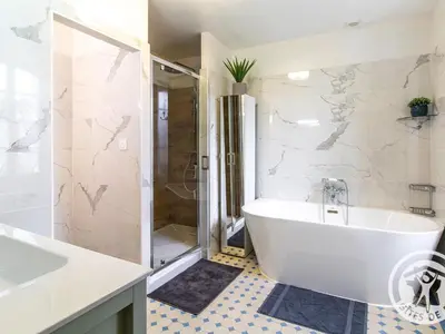 Salle de bains dans l'établissement Chambres d'hôtes spacieuses près de la Loire - FR-1-622-116