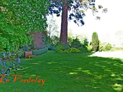 Jardin de l'établissement Chambres d'hôtes spacieuses près de la Loire - FR-1-622-116