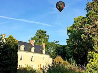 Jardin de l'établissement Chambres d'hôtes élégantes proche Loire avec parc et piscine - FR-1-622-114