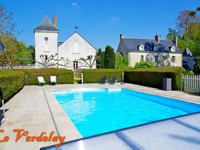 Piscine de l'établissement Chambres d'hôtes élégantes à La Ménitré avec piscine chauffée et wifi - FR-1-622-115 ou située à proximité