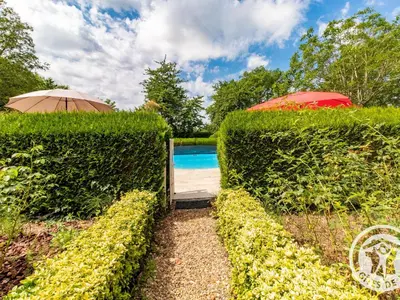 Piscine de l'établissement Chambres d'hôtes élégantes à La Ménitré avec piscine chauffée et wifi - FR-1-622-115 ou située à proximité