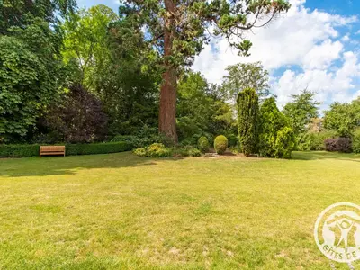 Jardin de l'établissement Chambres d'hôtes élégantes à La Ménitré avec piscine chauffée et wifi - FR-1-622-115