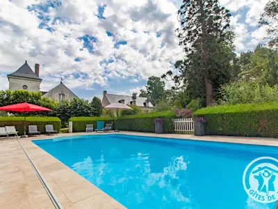 Piscine de l'établissement Chambres d'hôtes élégantes à La Ménitré avec piscine chauffée et wifi - FR-1-622-115 ou située à proximité