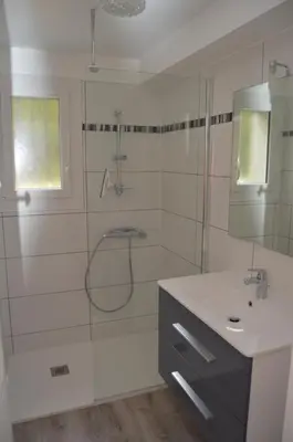 Salle de bains dans l'établissement GÎTE DU MOULIN A VENT - Zoo à 10 mn - Jeux pour enfants