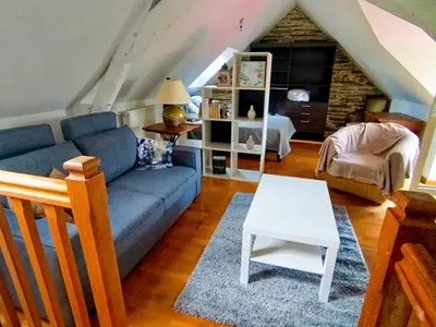 Coin salon dans l'établissement Logement Aubance dans charmante longère avec piscine en partage