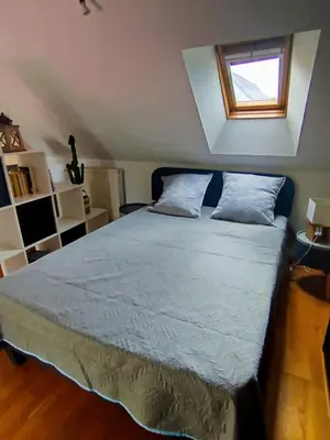 Un ou plusieurs lits dans un hébergement de l'établissement Logement Aubance dans charmante longère avec piscine en partage