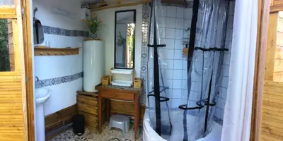 Salle de bains dans l'établissement Glamping du loup garou