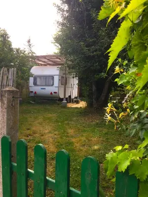 Jardin de l'établissement Glamping du loup garou