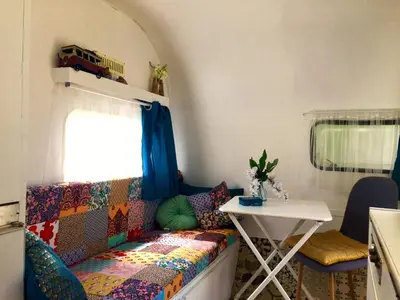 Coin salon dans l'établissement Glamping du loup garou