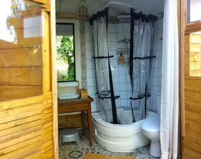 Salle de bains dans l'établissement Glamping du loup garou