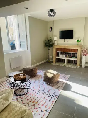 Télévision ou salle de divertissement dans l'établissement Charmant 35m2 neuf terrasse & jardin centre ville