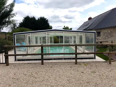 Piscine de l'établissement Gîte Mustang avec accès piscine ou située à proximité