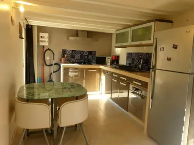 Cuisine ou kitchenette dans l'établissement Gîte Mustang avec accès piscine
