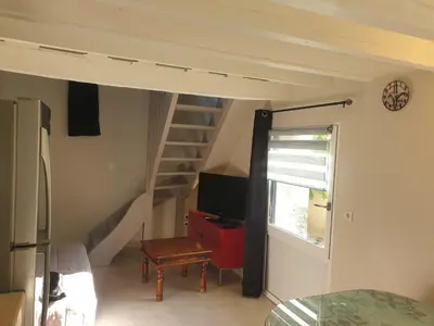 Télévision ou salle de divertissement dans l'établissement Gîte Mustang avec accès piscine
