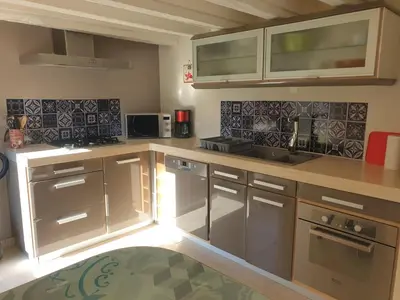Cuisine ou kitchenette dans l'établissement Gîte Mustang avec accès piscine