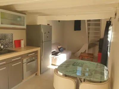 Cuisine ou kitchenette dans l'établissement Gîte Mustang avec accès piscine