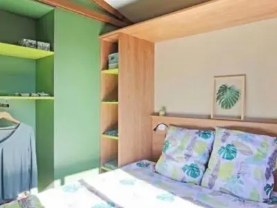 Un ou plusieurs lits dans un hébergement de l'établissement Chalet 35m² avec Terrasse pour 7 personnes - API-1-52-515