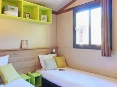 Un ou plusieurs lits dans un hébergement de l'établissement Chalet 35m² avec Terrasse pour 7 personnes - API-1-52-515