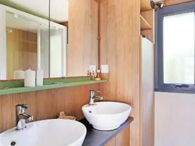 Salle de bains dans l'établissement Chalet 35m² avec Terrasse pour 7 personnes - API-1-52-515