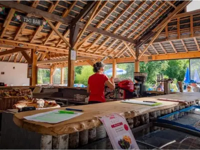 Restaurant ou autre lieu de restauration dans l'établissement Chalet 35m² avec Terrasse pour 7 personnes - API-1-52-515