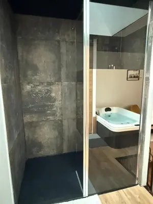 Salle de bains dans l'établissement Les lofts du Château de Posset