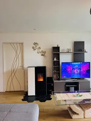 Télévision ou salle de divertissement dans l'établissement Spacious Cottage in Le Mans, Quiet & Terrace, 7 People