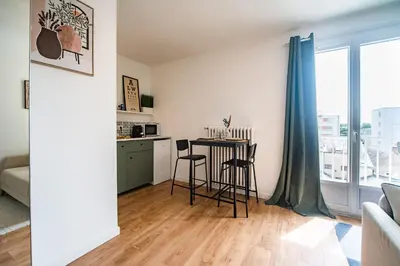 Cuisine ou kitchenette dans l'établissement Le Rollin - Proche Hôpital- Netflix