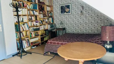 Bibliothèque dans la maison de vacances