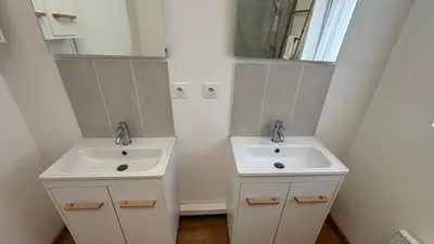 Salle de bains dans l'établissement Duplex pour groupe au centre d'Azay Le Rideau