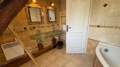 Salle de bains dans l'établissement Maison familiale à la campagne