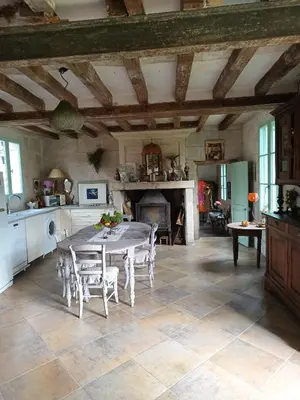 Cuisine ou kitchenette dans l'établissement maison belle au bois dormant