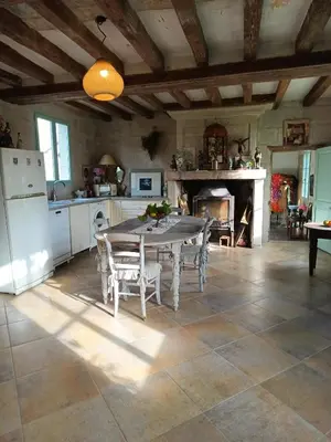 Cuisine ou kitchenette dans l'établissement maison belle au bois dormant