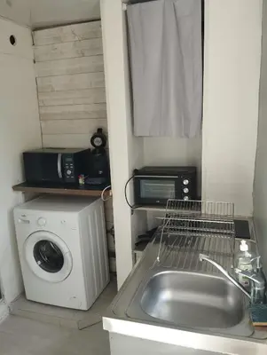 Cuisine ou kitchenette dans l'établissement F1 meublé indépendant