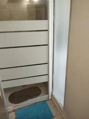 Salle de bains dans l'établissement F1 meublé indépendant