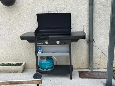 Barbecue disponible mis à disposition des clients de la maison d'hôtes