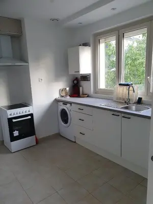 Cuisine ou kitchenette dans l'établissement appartement avec beau jardin