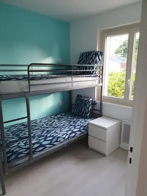 Un ou plusieurs lits dans un hébergement de l'établissement appartement avec beau jardin