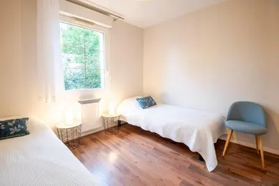Un ou plusieurs lits dans un hébergement de l'établissement Charmant T3 avec terrasse/jardin
