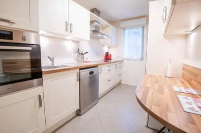 Cuisine ou kitchenette dans l'établissement Charmant T3 avec terrasse/jardin