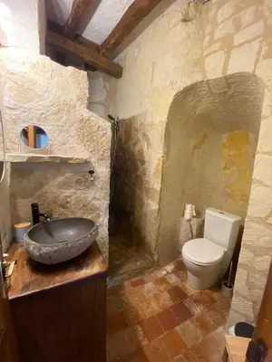 Salle de bains dans l'établissement Le chant du troglodyte