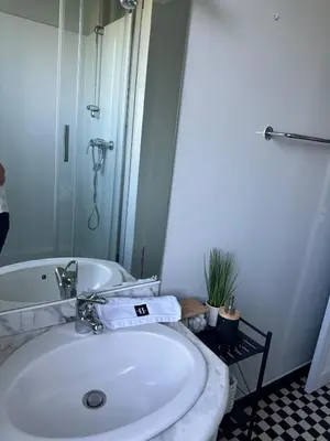 Salle de bains dans l'établissement Le Cocon de la Gare