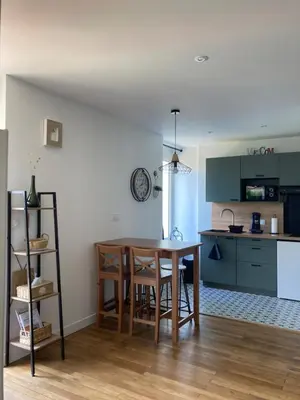 Cuisine ou kitchenette dans l'établissement Maison de ville