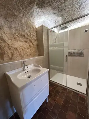 Salle de bains dans l'établissement Habitat troglodyte typique et confortable