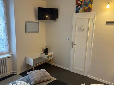 Télévision ou salle de divertissement dans l'établissement L'Orée des Rêves et des Mets