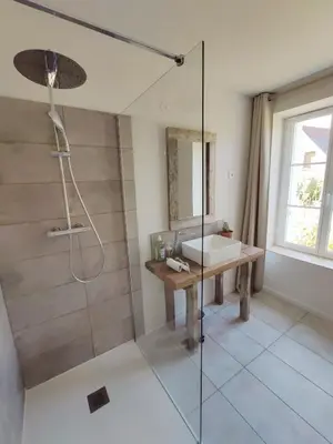 Salle de bains dans l'établissement Oacisse