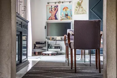 Télévision ou salle de divertissement dans l'établissement Maison avec piscine, proche Chenonceau et Amboise