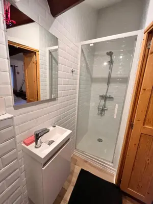 Salle de bains dans l'établissement Abbaye Cottage - Maison entière - jardin - jacuzzi
