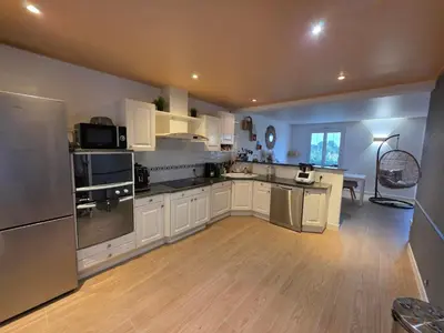 Cuisine ou kitchenette dans l'établissement Maison type Villa avec Jacuzzi proche du circuit